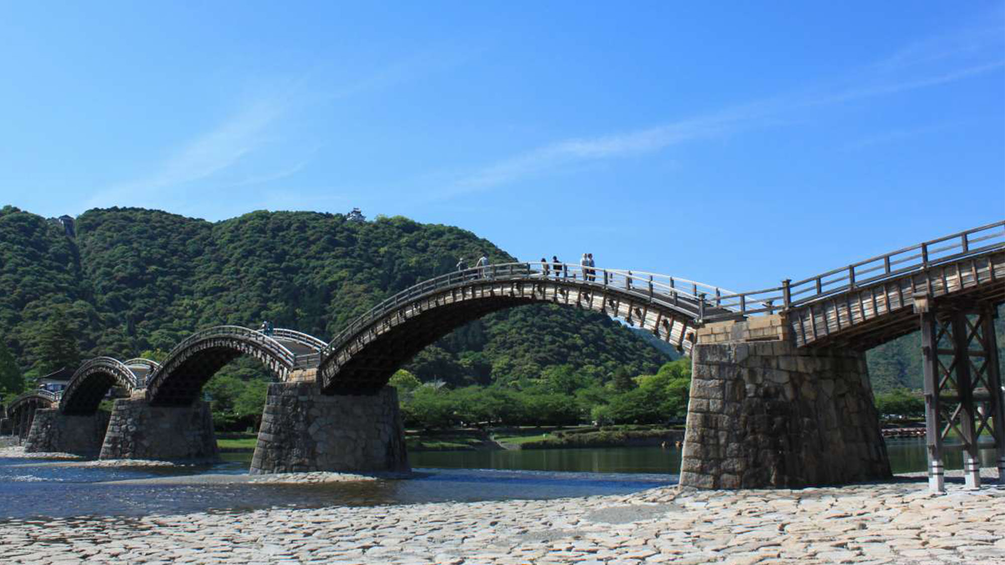 岩国にある錦帯橋です。後ろの山には岩国城。