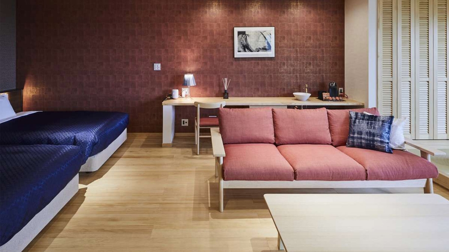 パインの床材と紅葉カラーのソファーや壁が合います。