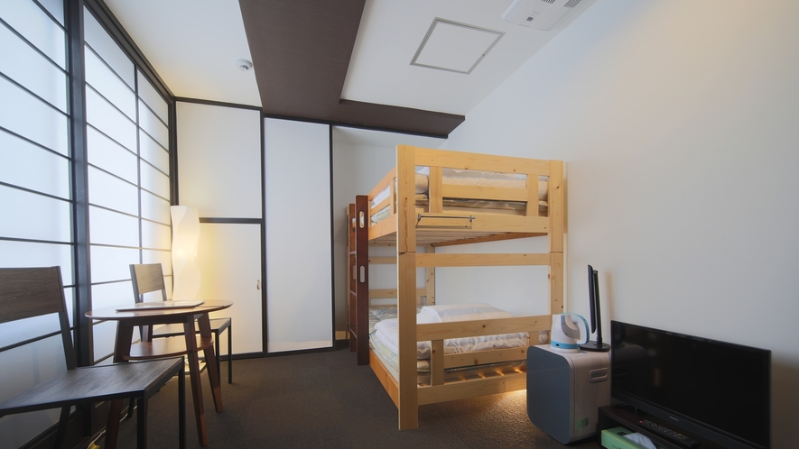 おひとりでもご友人とでも快適にリーズナブルにお使いいただける2段ベッドのお部屋です。