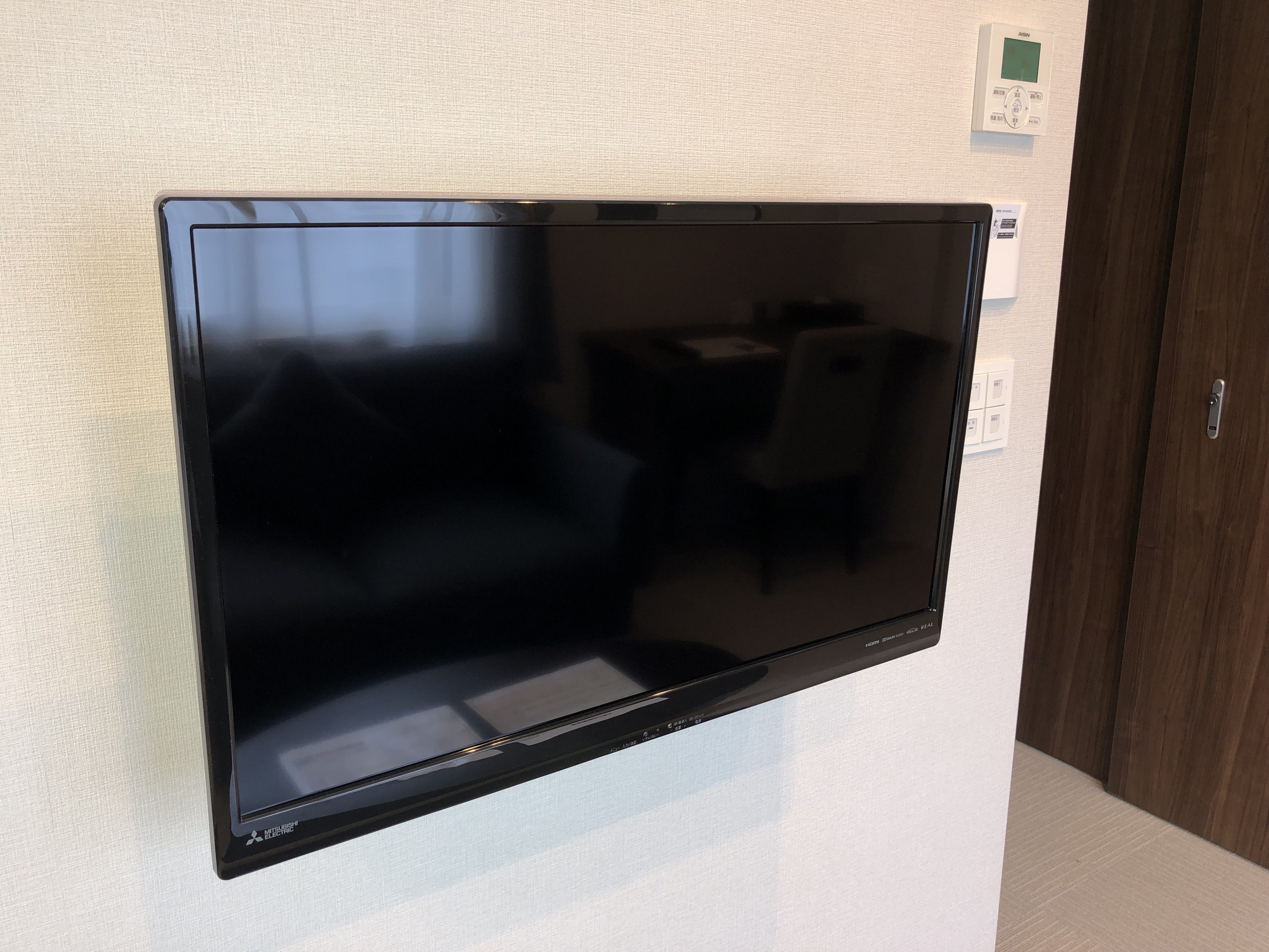 32インチ壁掛けテレビ（ツインルーム）