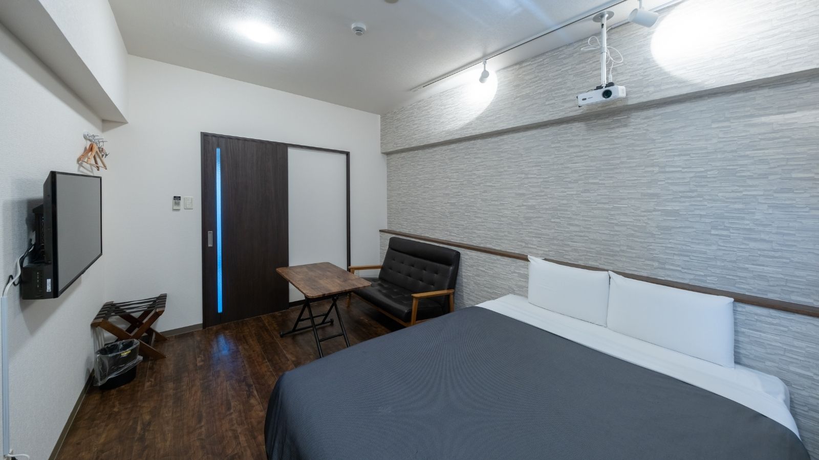 【ダブル/禁煙】WiFi・洗濯機・乾燥機完備（無料洗剤付き）