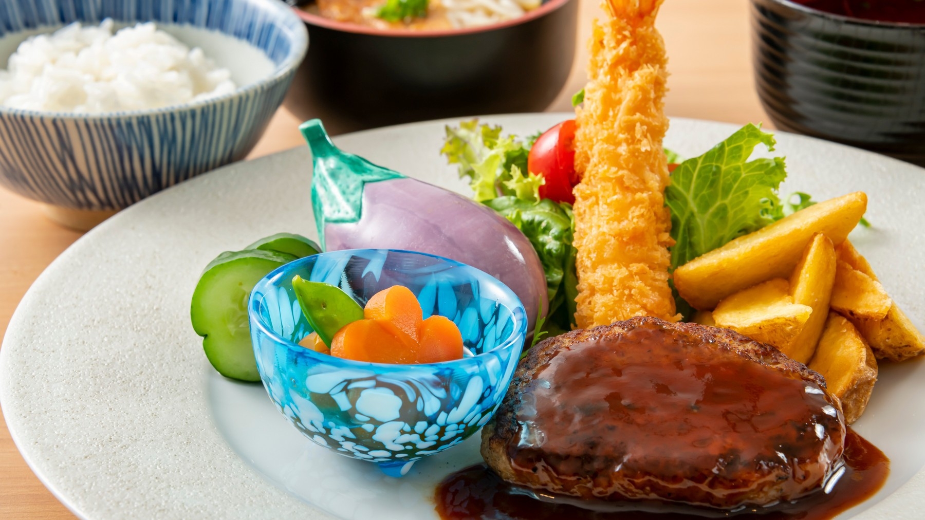 【夏休みファミリープラン】小学生特別料金＆未就学児2名無料！夏休みは花火プレゼント＆中庭プールも