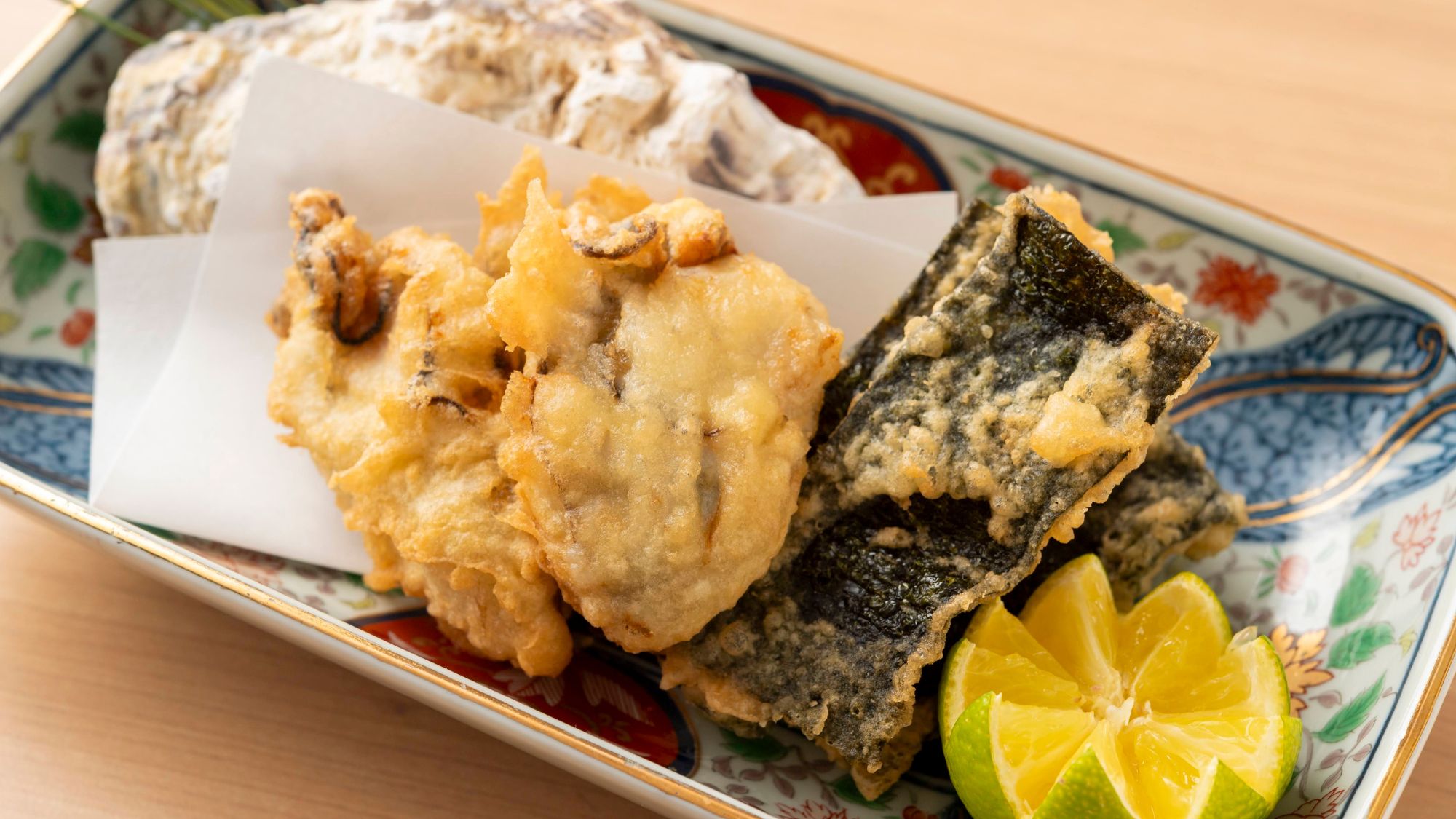 ガストロノミーお料理一例。海の香りを楽しむ牡蠣と岩海苔の地ビール揚げ。