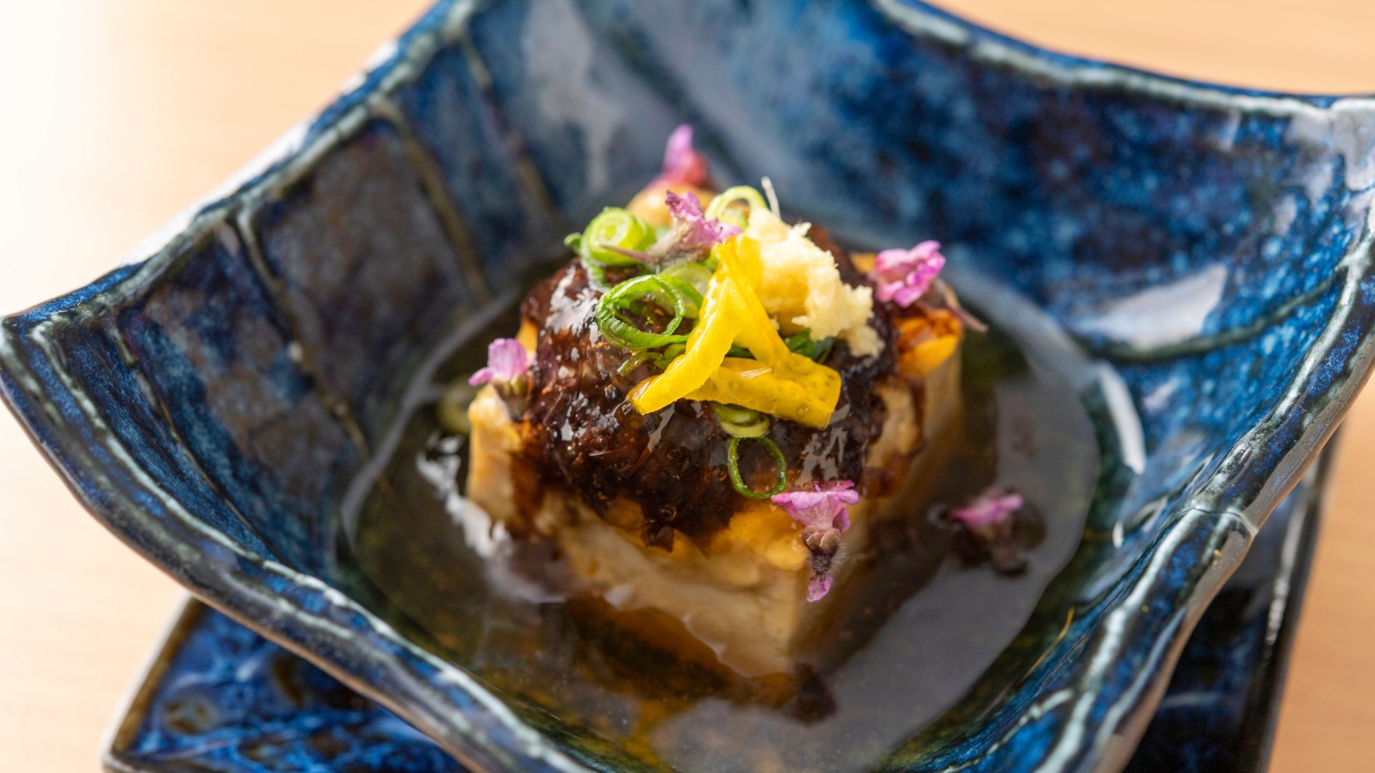 ガストロノミーお料理一例。牡蠣豆腐と生海苔を自家製土佐酢ジュレで仕上げた一品。