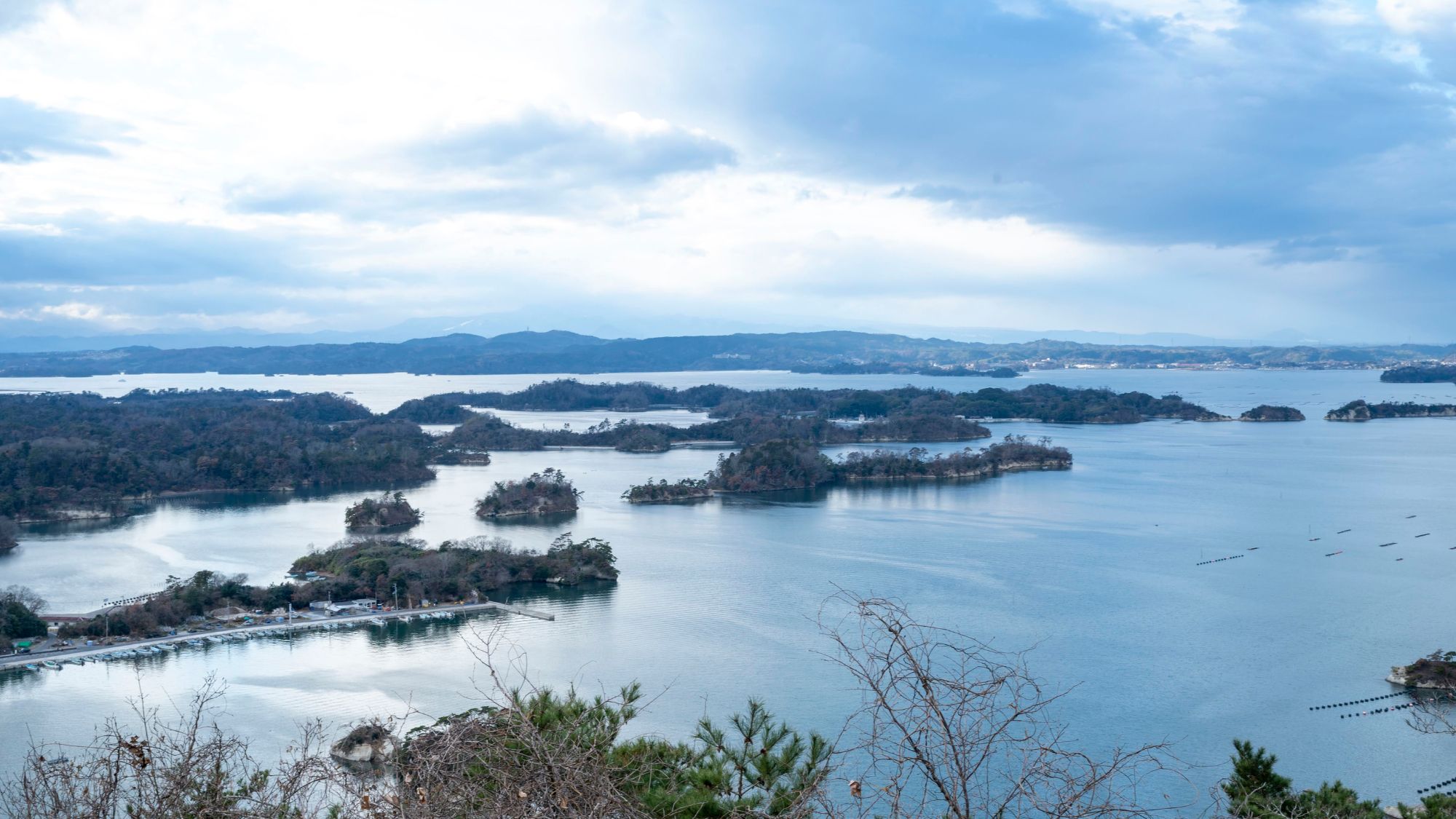 松島湾に浮かぶ島々を望む。大自然が産み出した美しい景観です。