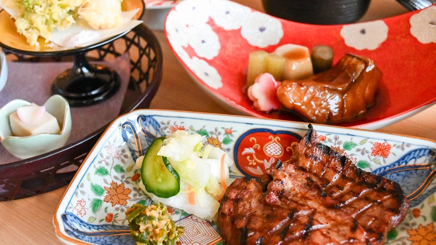 牛タン焼や春野菜の天ぷら、旬のお魚など松島ならではのお料理をどうぞ。春のおまかせ嵯峨会席