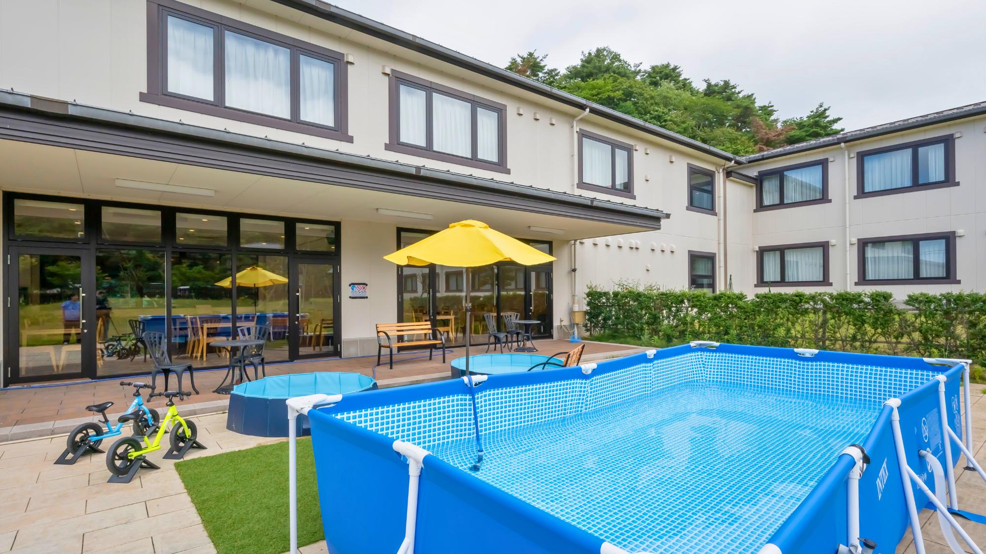 夏は中庭にプールが登場♪自由にお使いいただけます。青空の下、思いっきり水遊びをどうぞ♪