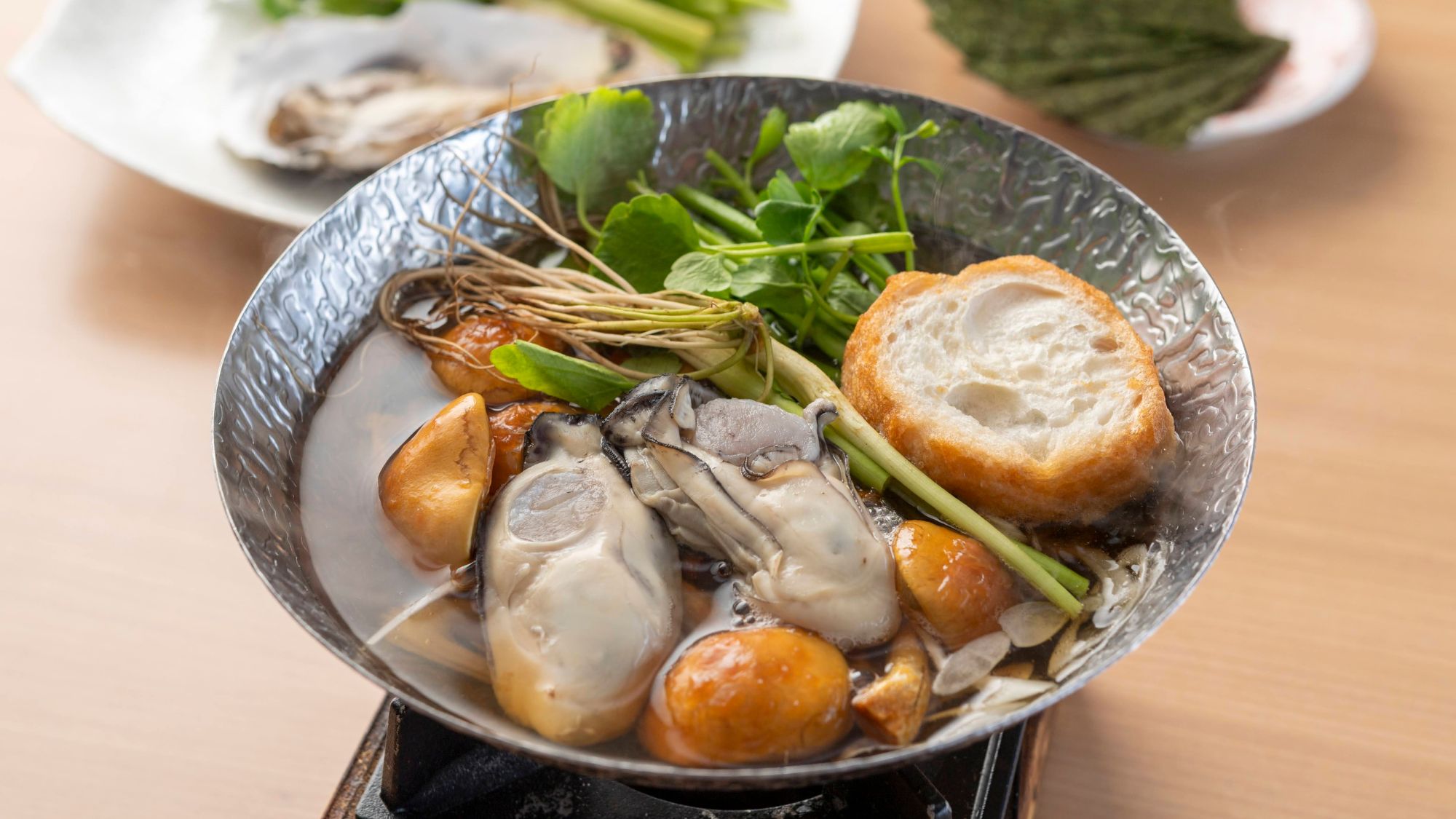 ガストロノミー料理一例。せりの香りと牡蠣、海苔の旨味を楽しむ奥松島のせり鍋。