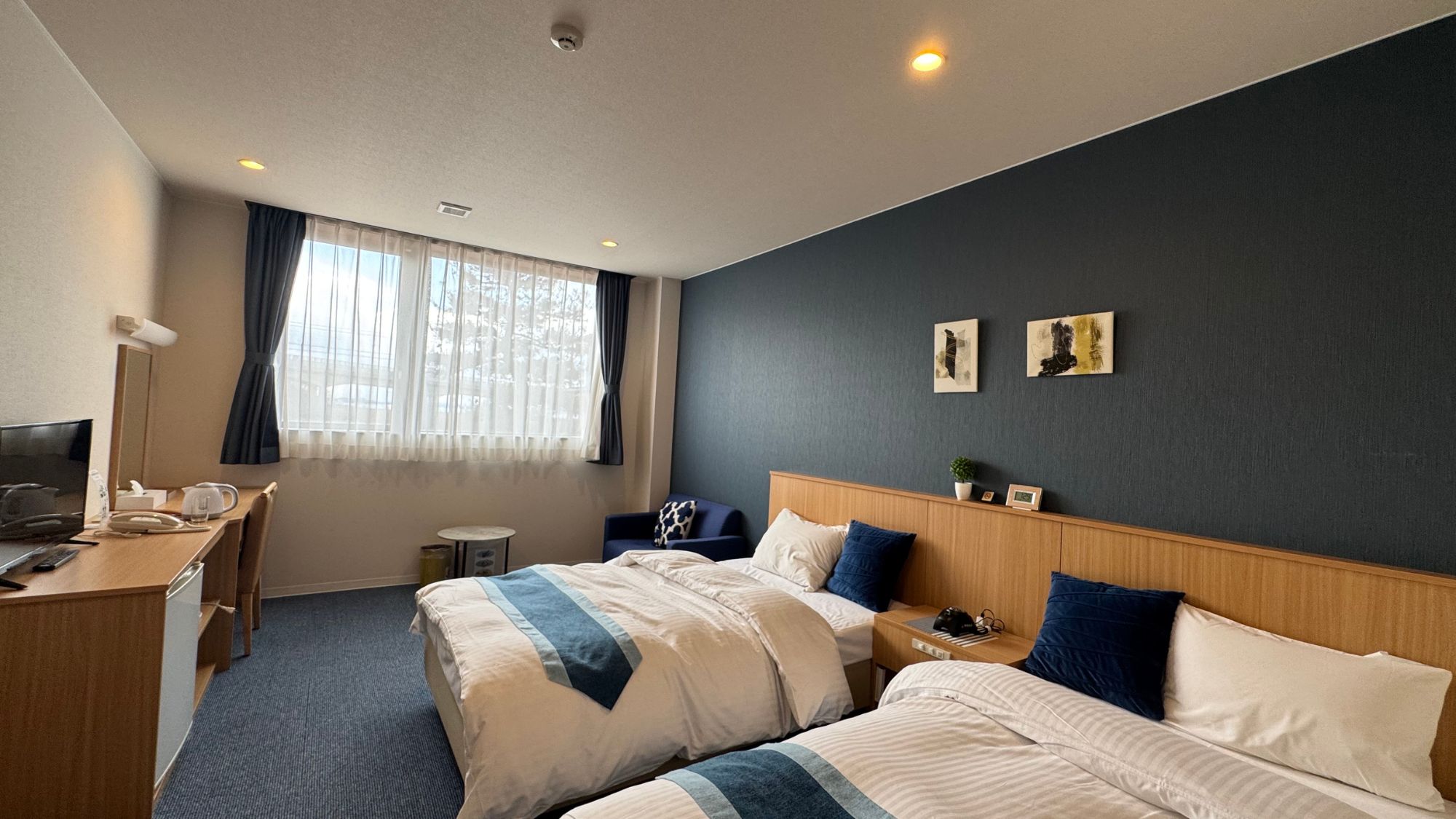 松島の海や空の深い青を基調とした爽やで心落ち着く静かなお部屋です。