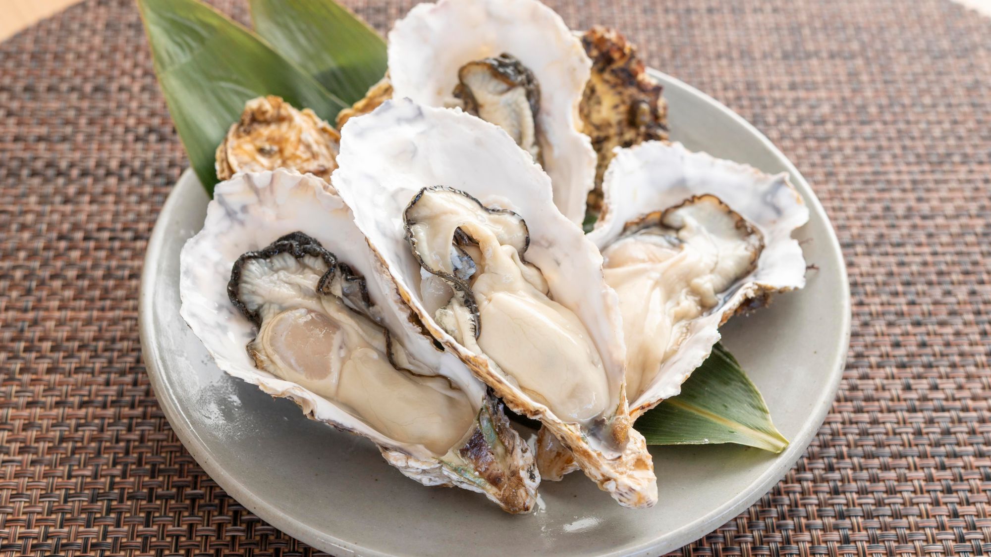 奥松島の海で丹精込めて育てられた牡蠣。自然の恵みと漁師の技が生み出す美味しさです。