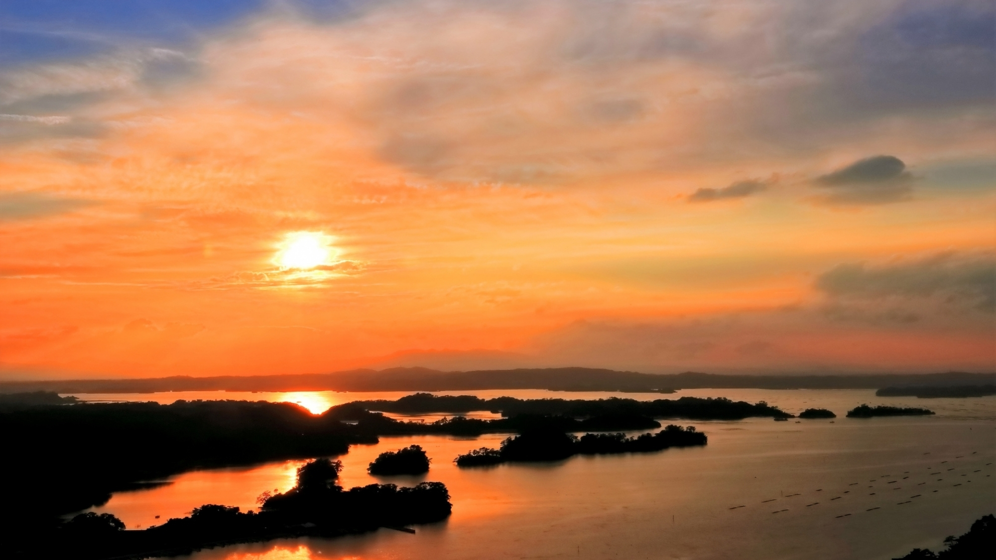 【大高森から観る夕陽】松島四大観の中で最も見晴らしが良い。日没に黄金色に輝く松島湾が圧巻