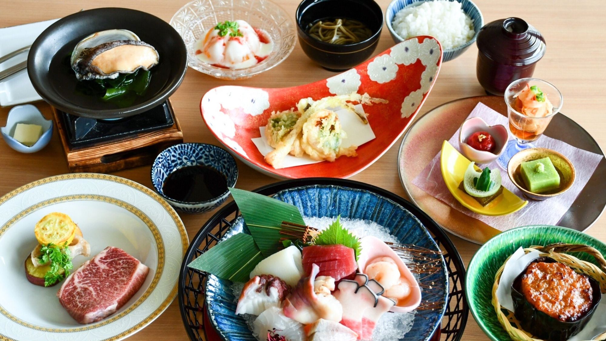 【銀河：夏】旬のお刺身に牛肉、大ぶりの鮑など、この地域ならではのお料理をご用意いたします。