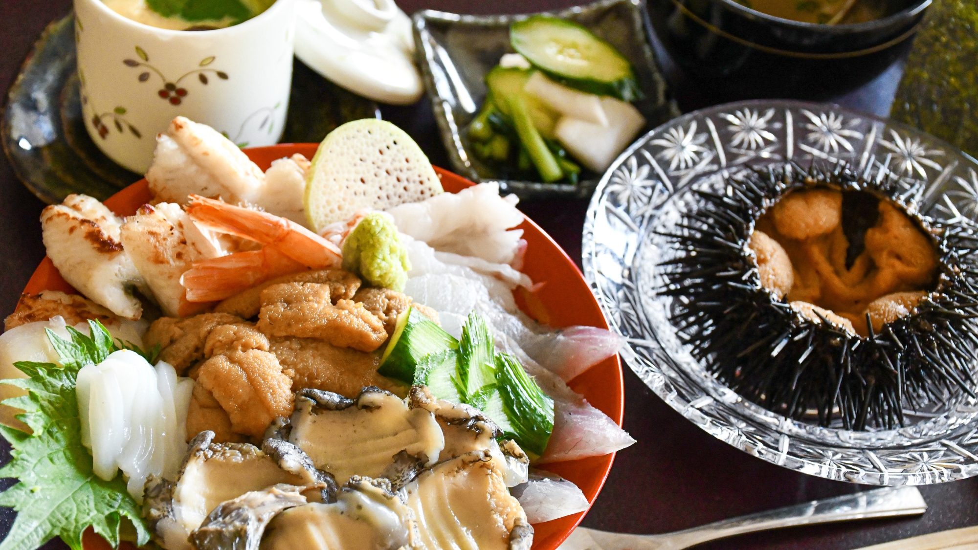 【ガゼウニと三陸極上海鮮丼】新鮮な雲丹は海鮮丼と殻付きガゼウニで贅沢にご堪能下さい。