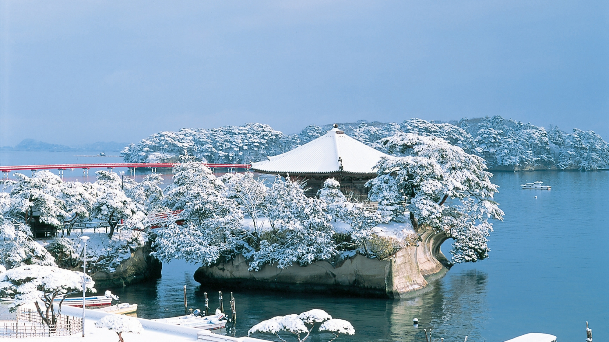 【五大堂（雪景色）】雪をかぶった五大堂。松島湾を望む絶景スポットとしても有名