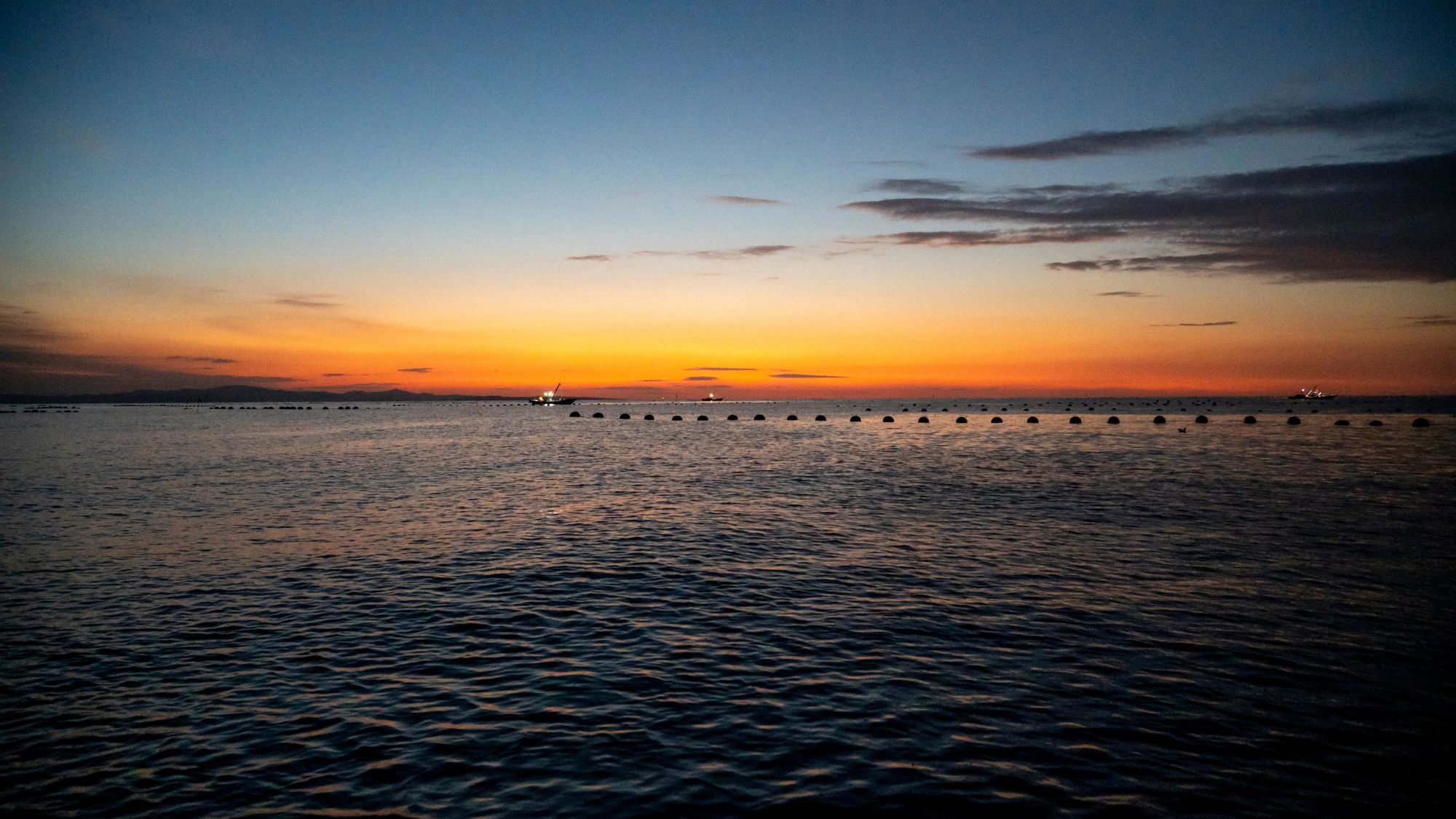 奥松島の穏やかな海に沈む夕日。海の恵みが奥松島の食文化を支えています。