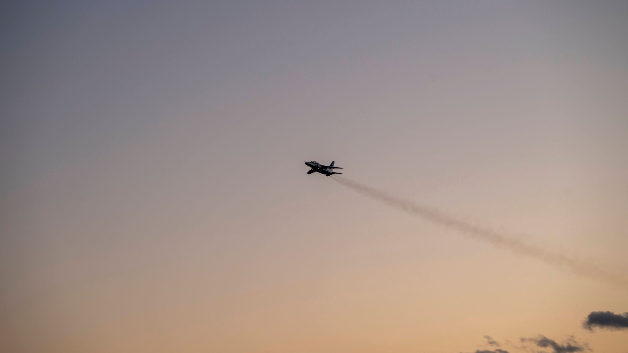 松島基地周辺で見られるブルーインパルスの飛行訓練。