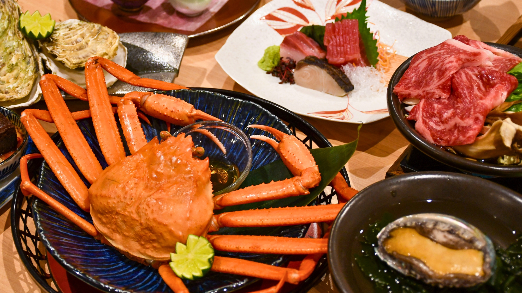 【冬のスタンダード会席「銀河」】一番人気の基本会席。冬は紅ズワイ蟹、牡蠣、鮑と定番牛すき焼き。
