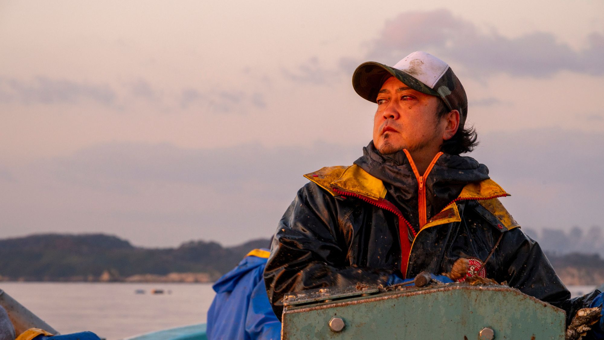 牡蠣を知り尽くした漁師たちが、奥松島の海で丹精込めて育てています