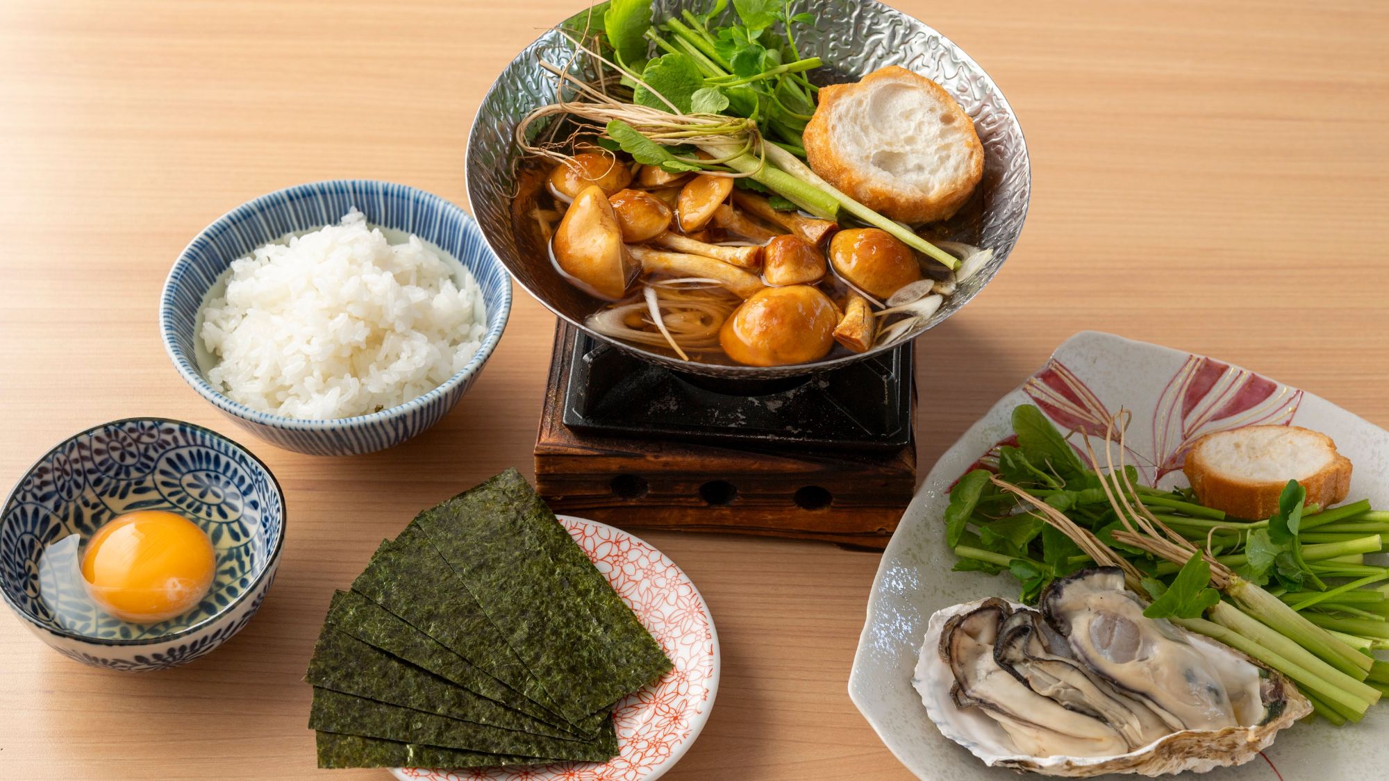 ガストロノミー料理一例。せり鍋は牡蠣と海苔の旨味とともに雑炊でもお楽しみいただけます。