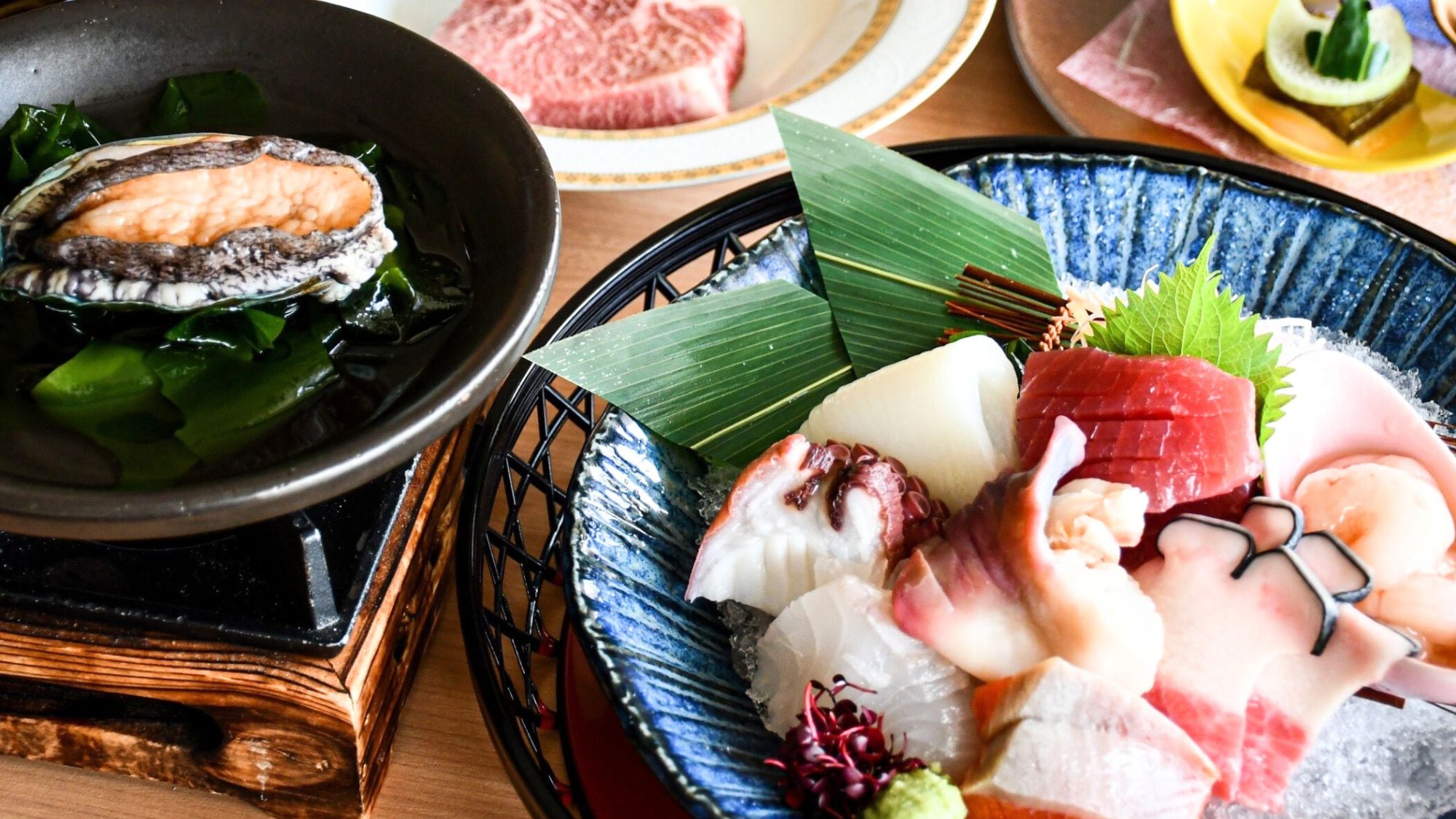 お造り盛り合わせ＆鮑＆牛肉ステーキが全部ついた、贅沢なご夕食を召し上がれ。