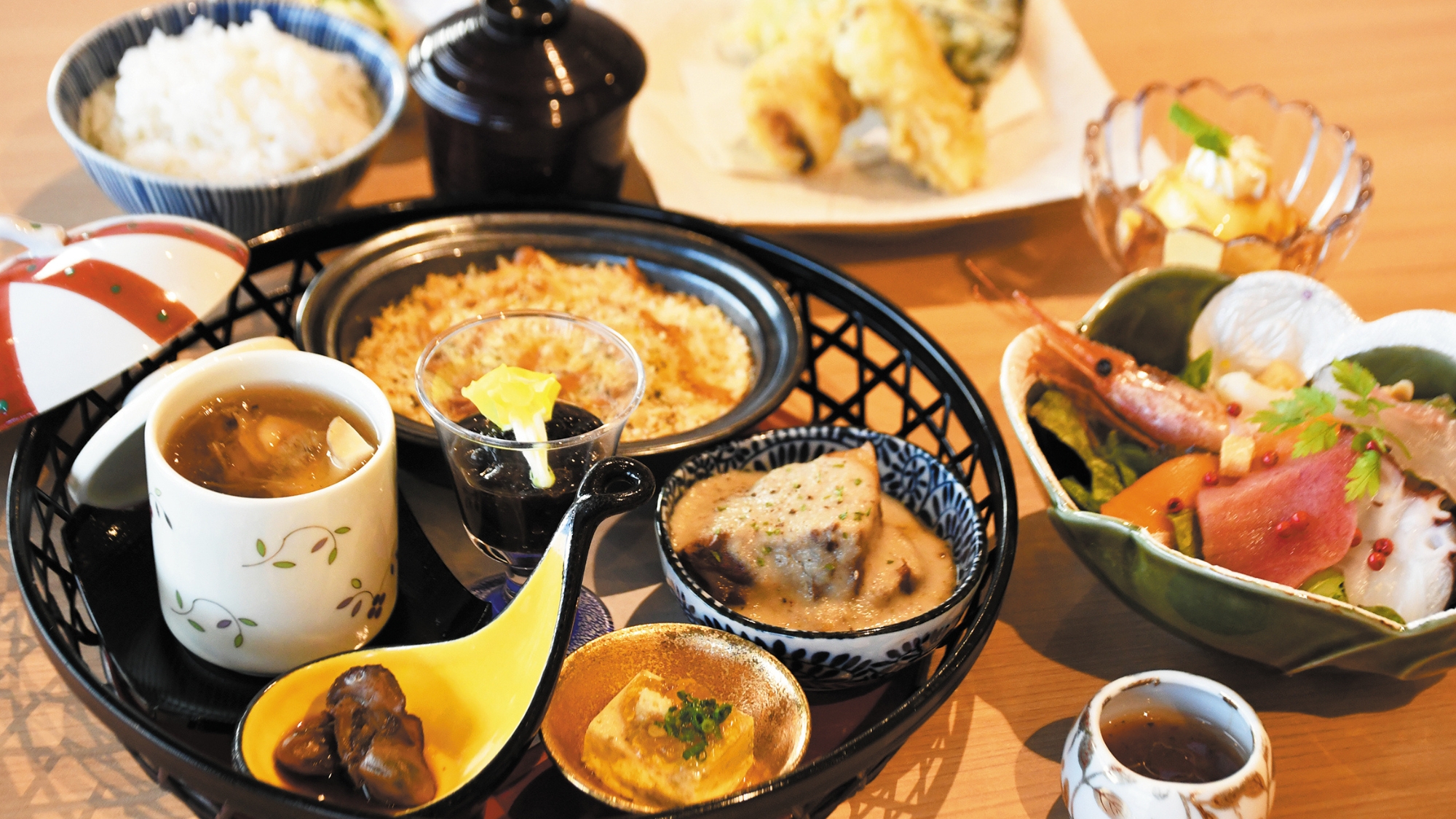 リニューアル「三景さんけい御膳」旬を取り入れた量控えめのお料理です。