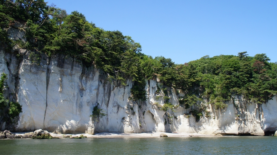 【奥松島遊覧船（嵯峨峡）】そびえる岩々に驚きの連続