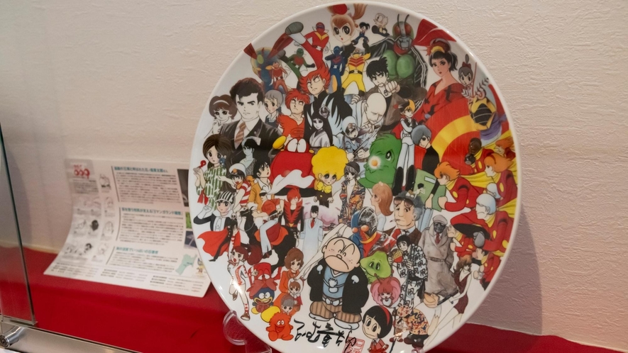 登米市出身の石ノ森章太郎先生。多くの漫画キャラクターを生み出しました。キャラクターのお皿は館内展示。