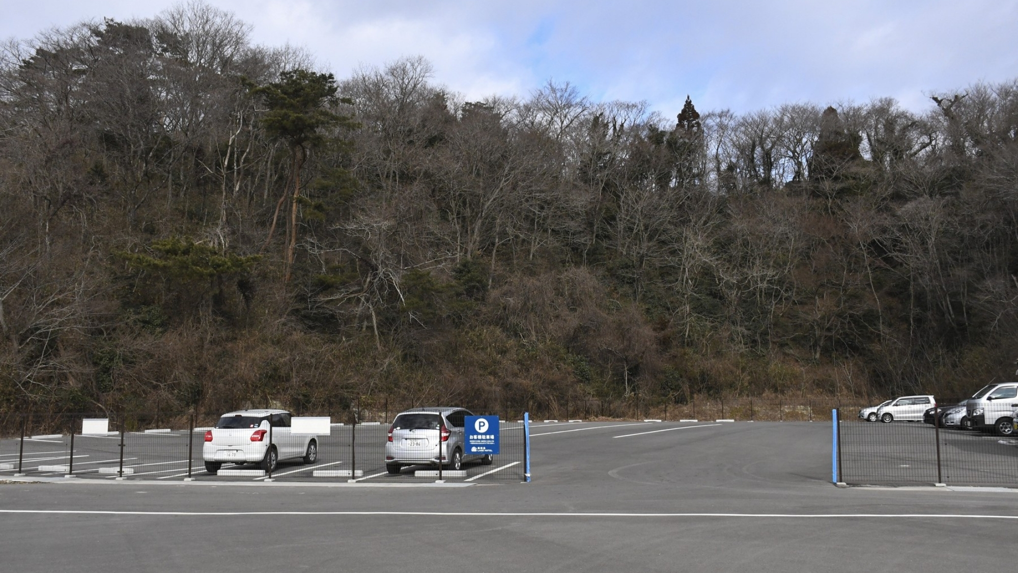 ＜駐車場＞大型車もゆったり余裕のあるスペースをご用意しております。