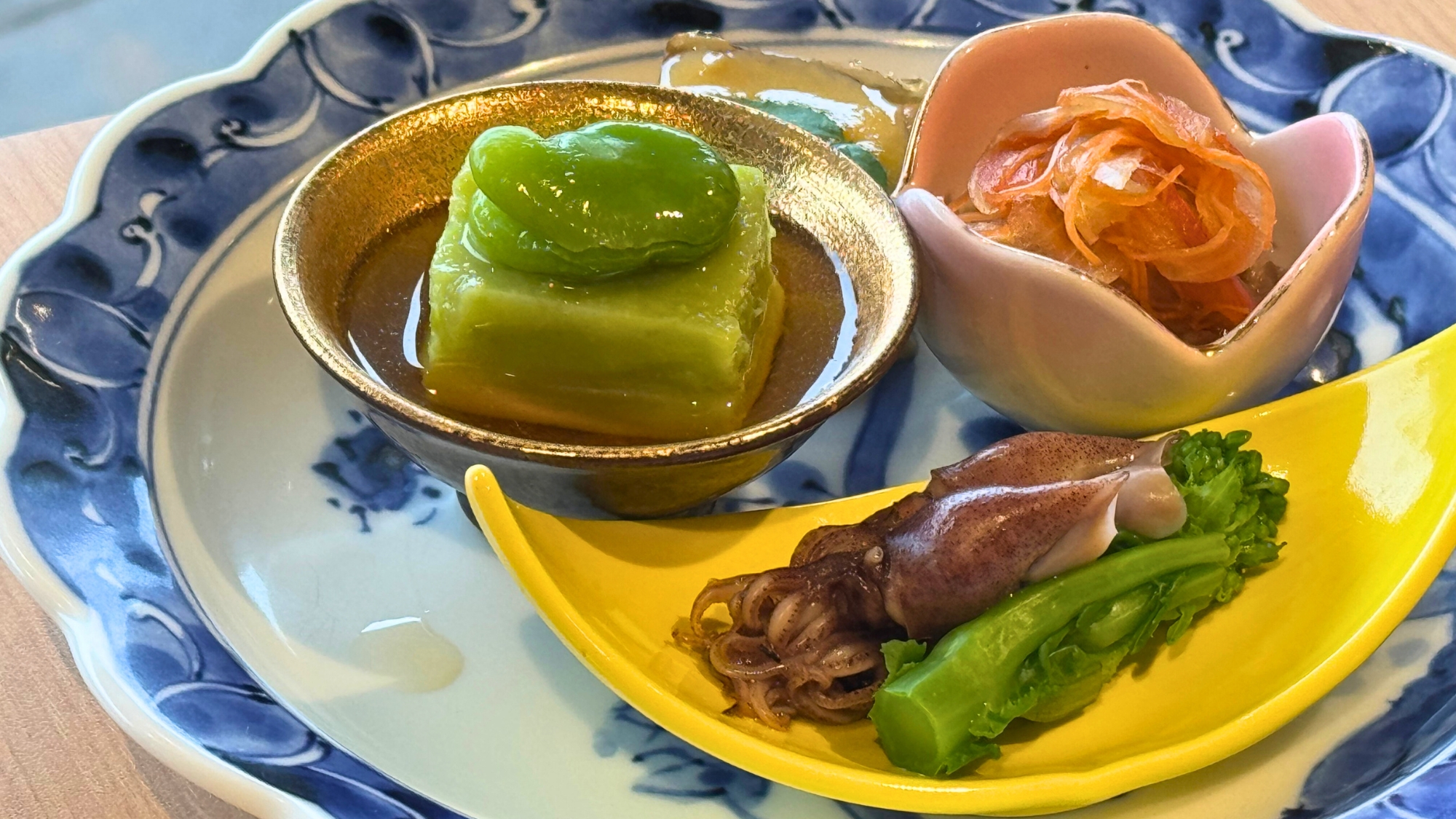 春の前菜より。そら豆やホタルイカなど、その時々の旬を彩り豊かな盛合せで。