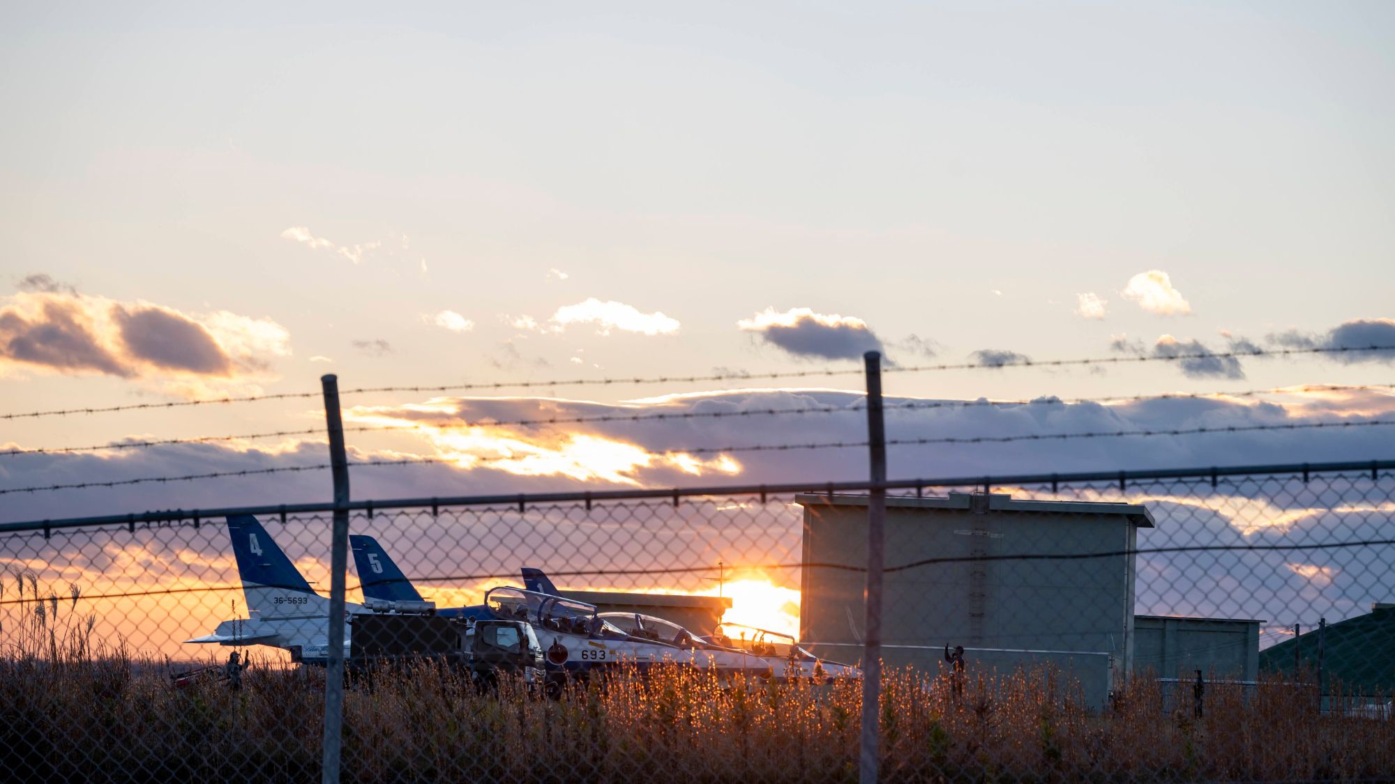 松島基地とブルーインパルス機。奥松島の空の魅力のひとつ。