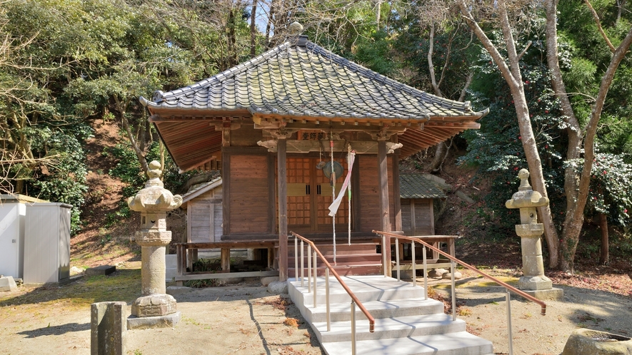 【医王寺薬師堂】宮戸八景の一つ。大高森の中腹に存在し松島湾に浮かぶ島々や牡蠣養殖棚が望める