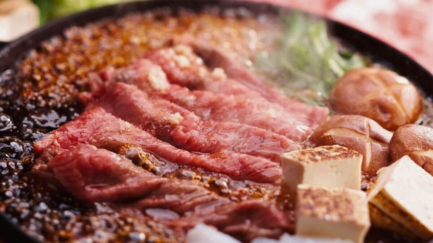牛すき焼きイメージ。甘辛い割下に絡むお肉が人気のメニュー。