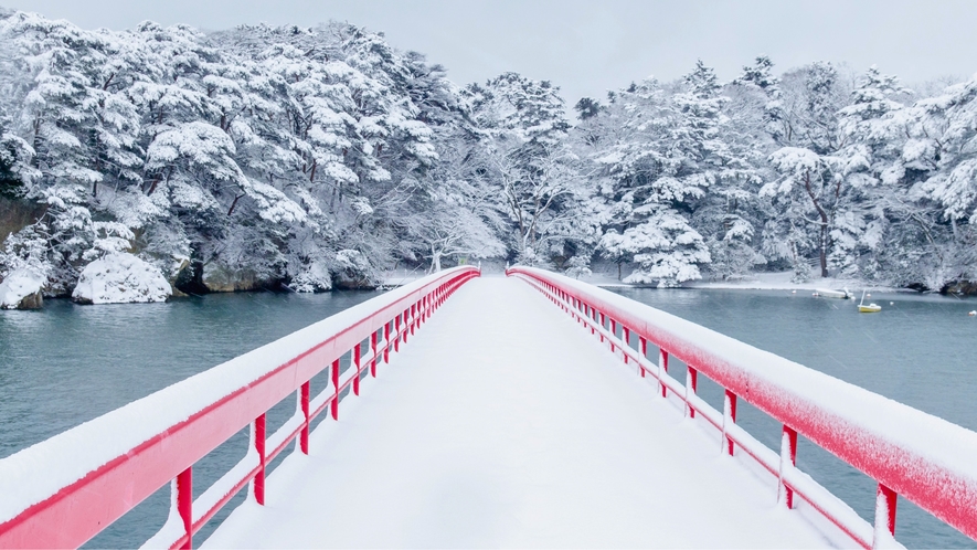 冬の福浦橋。雪がかかった朱色の橋と福浦島はこの時期限定の景色。