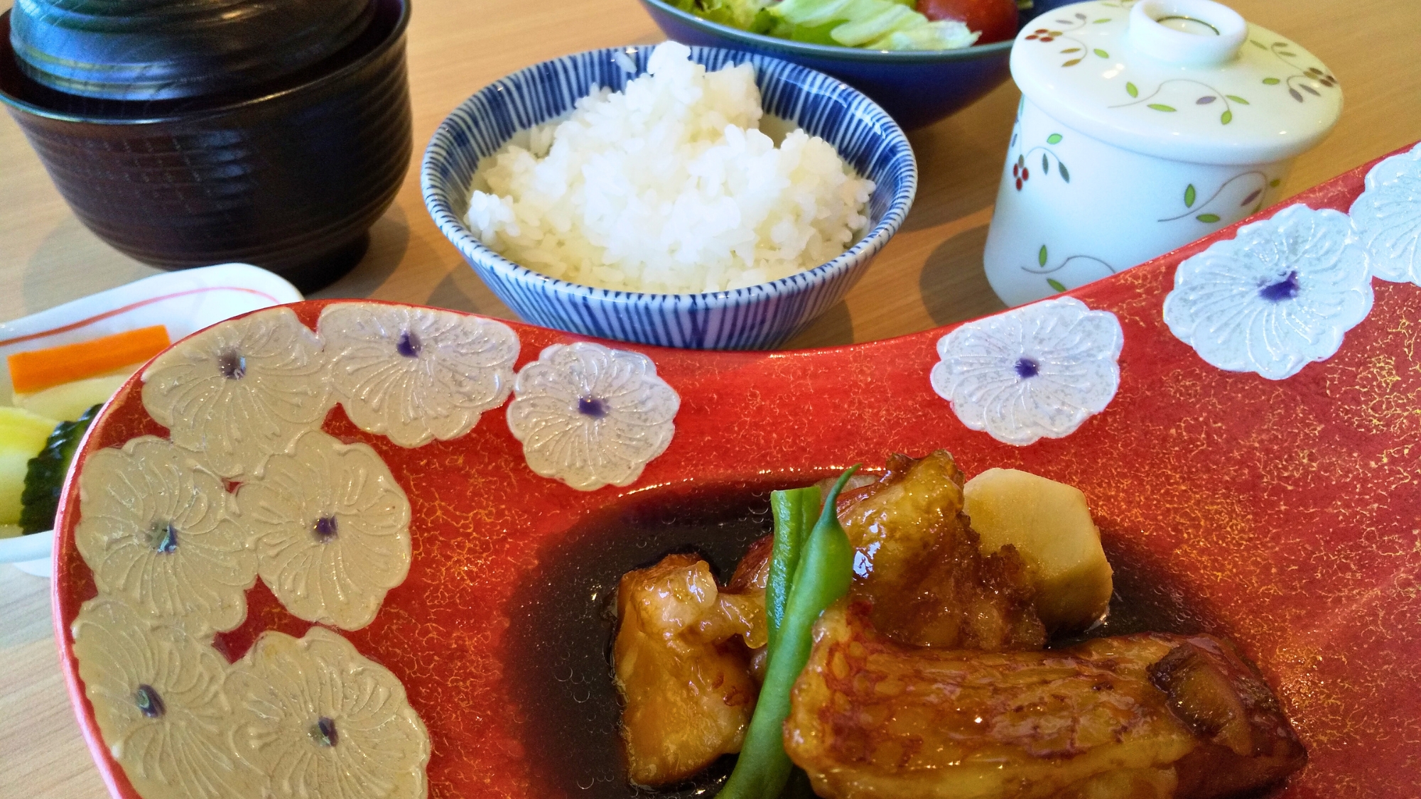 お任せ定食一例。料理長自慢の一品、季節のお魚を煮魚でお召し上がりください。
