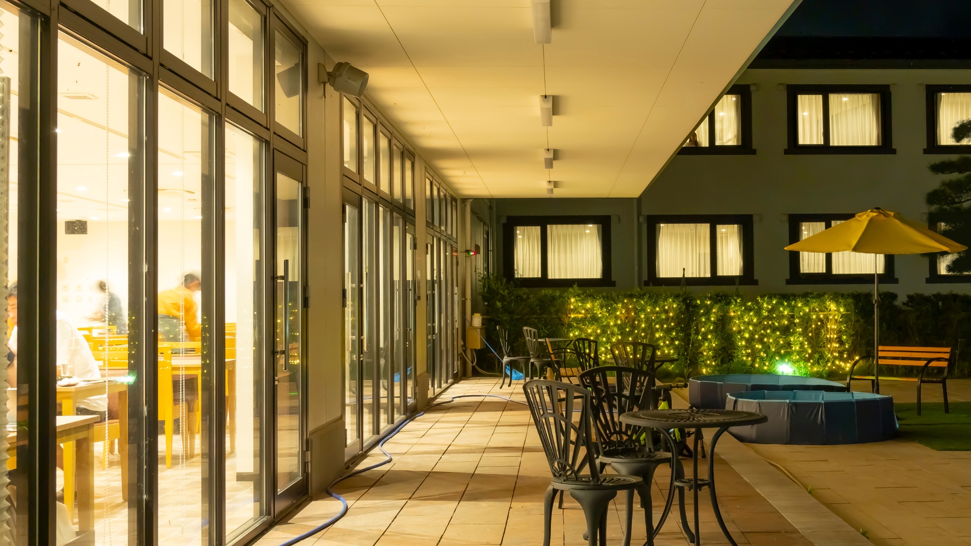 レストラン横のテラス。中庭に吹く心地よい嵯峨の風の中でお寛ぎ下さい。