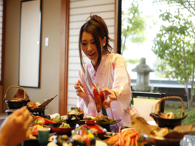 ◆内風呂改装工事期間のため特別価格◆豪華食材グレードUP【但馬牛すき焼きｏｒしゃぶしゃぶ特選コース】