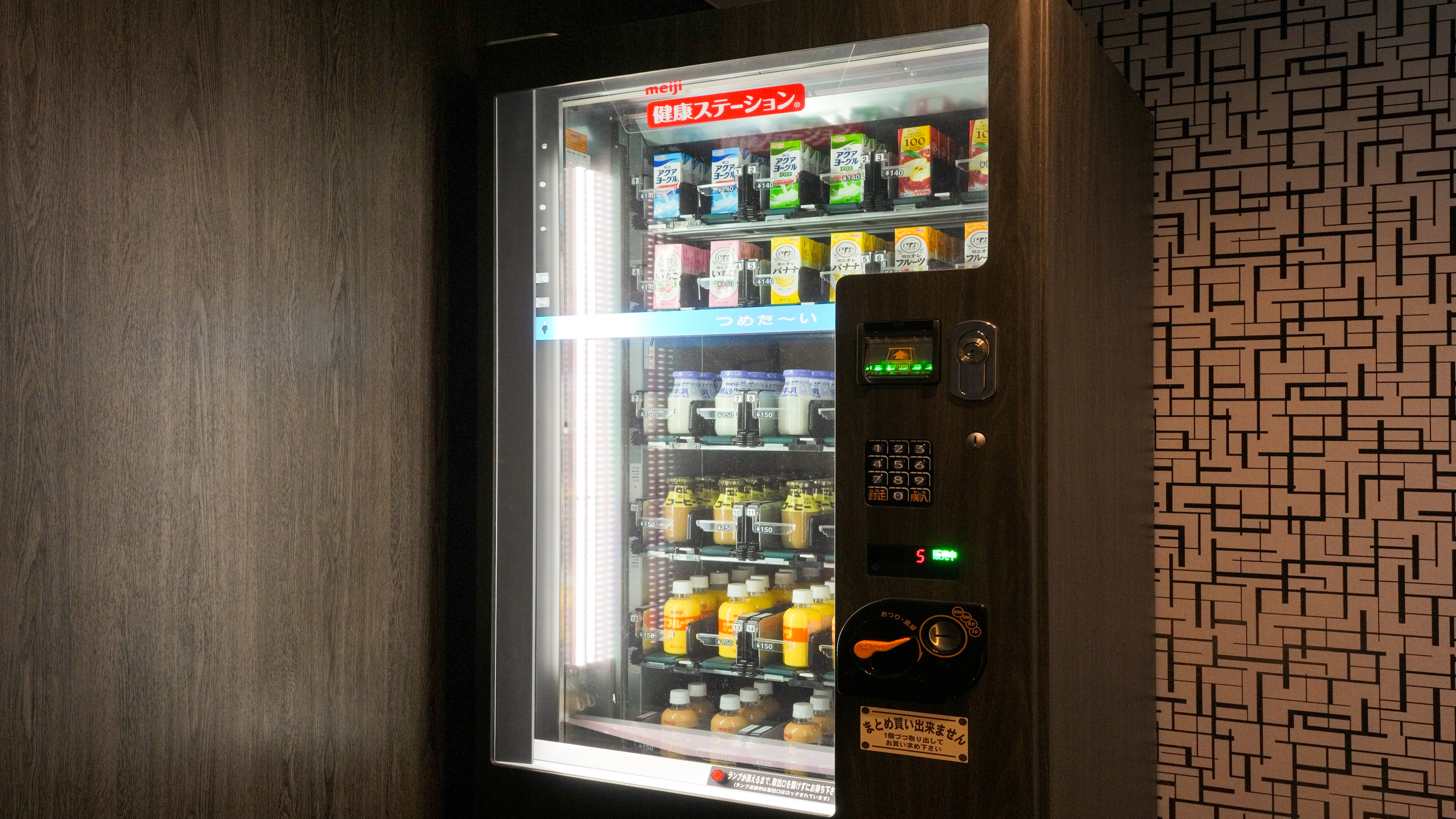 地下1階　牛乳自販機