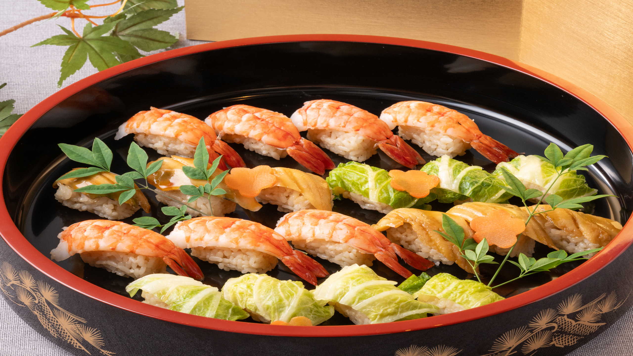 ⑤赤シャリ寿司3種：煮穴子・海老・漬物寿司（土日祝日限定）