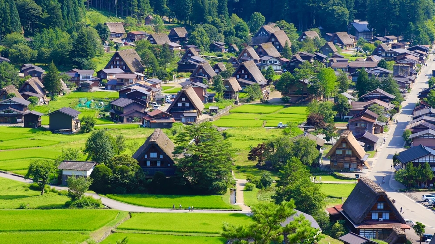 【夏の白川郷】その昔懐かしい佇まいは、四季折々の自然の変化とともに様々な表情を見せます。