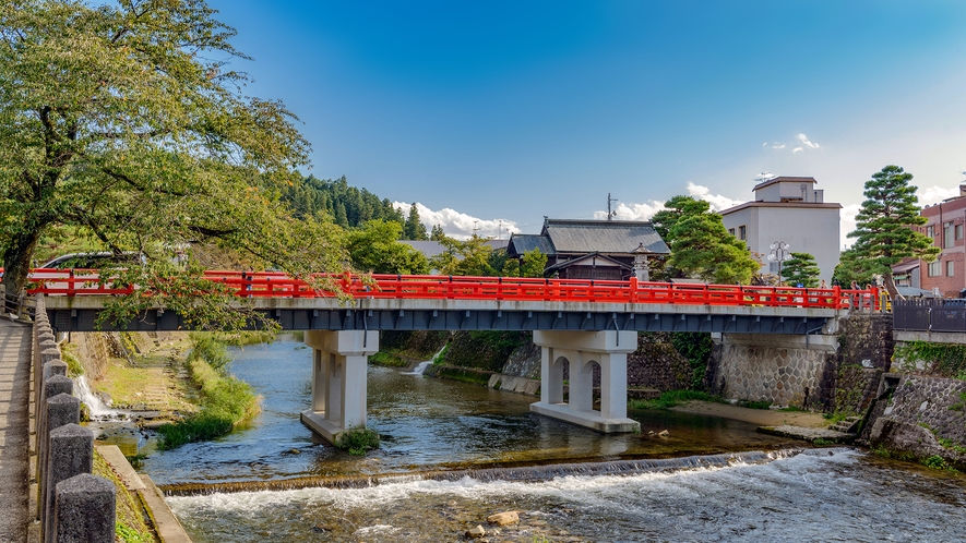 【中橋】岐阜高山市内中心部を流れる宮川にかかる赤い橋