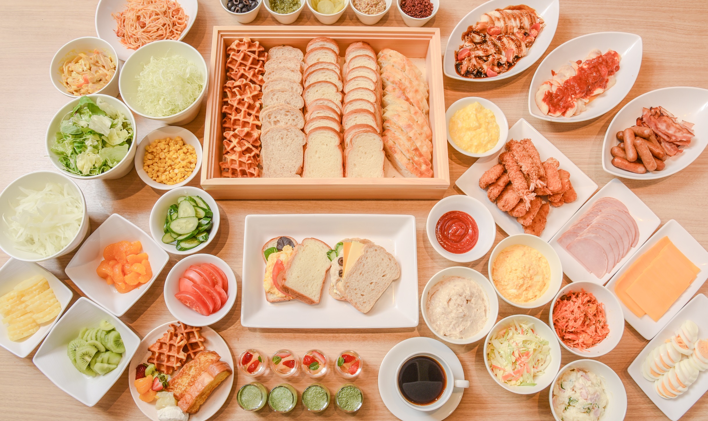 ビュッフェ料理。お好みの具材を挟んでお召し上がりください♪