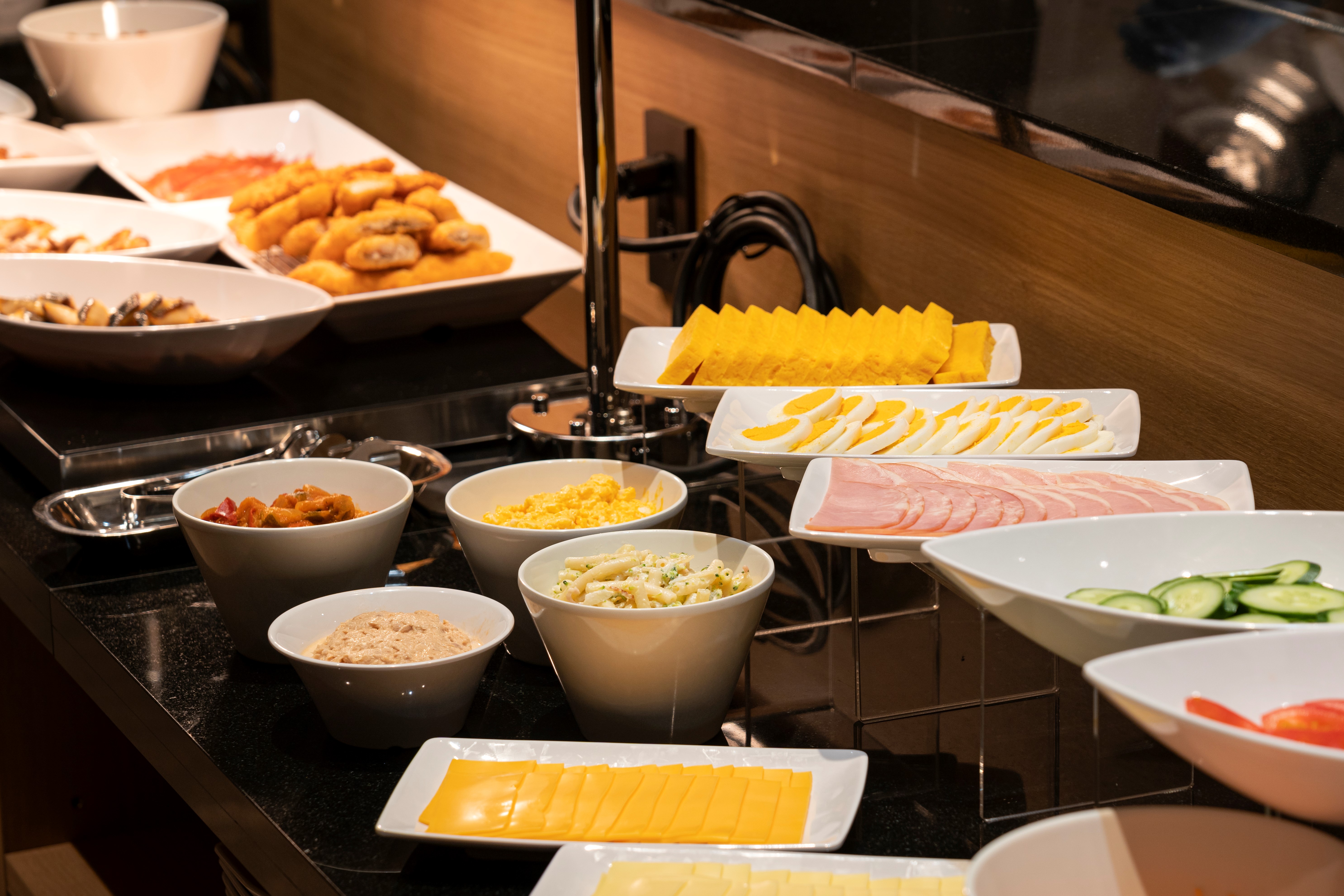 ビュッフェ料理。お好みの具材を挟んでお召し上がりください♪