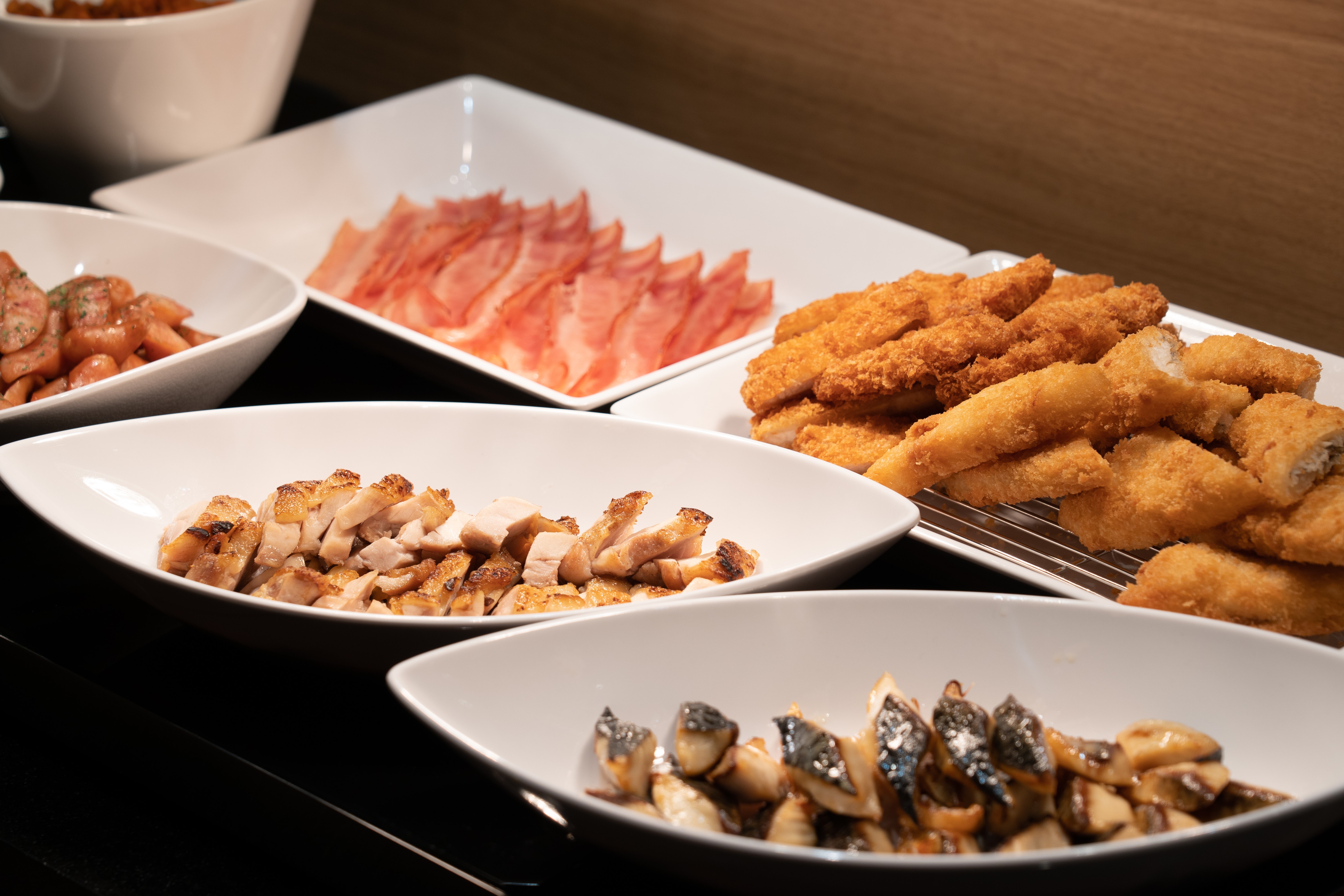 ビュッフェ料理。お好みの具材を挟んでお召し上がりください♪