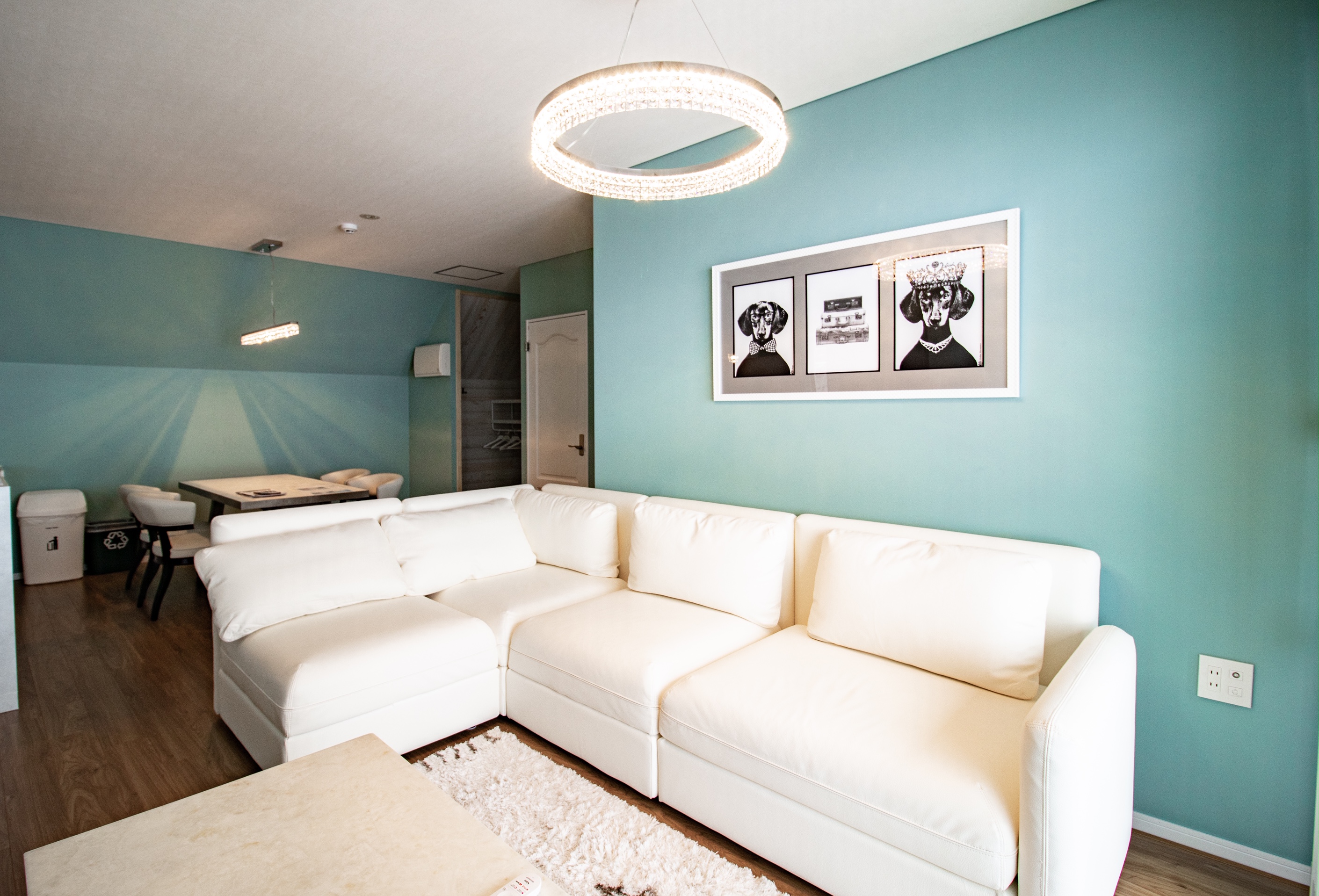 マウンテンサイドバルコニー付き2寝室２バスペントハウス　リビング＆ダイニング