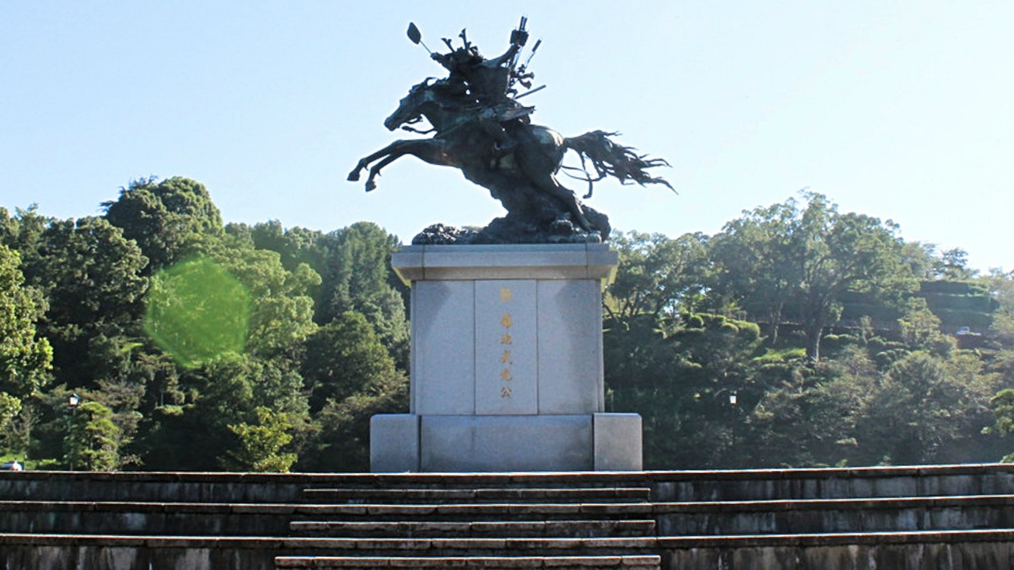 【菊池武光公騎馬像】菊池市民広場にある日本有数の大きさを誇る菊池市のシンボル。当館よりお車で約4分。