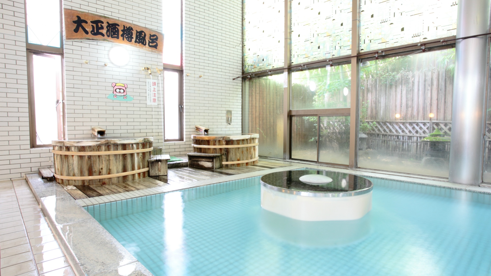 殿湯：広々とした大浴場は、豊富な湯量の天然温泉。源泉をこんこんと掛け流している贅沢な温泉です。