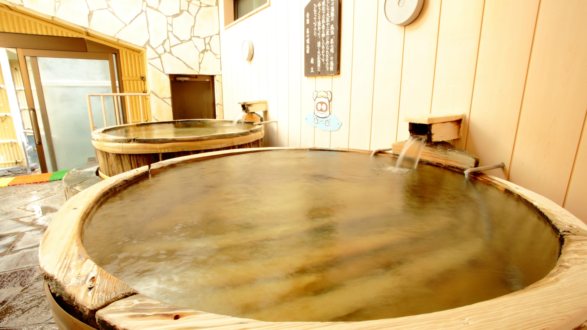 当館自慢の酒樽風呂は大正十二年に作られた酒樽で非常に珍しいものです。大正浪漫に浸ってくださいませ。