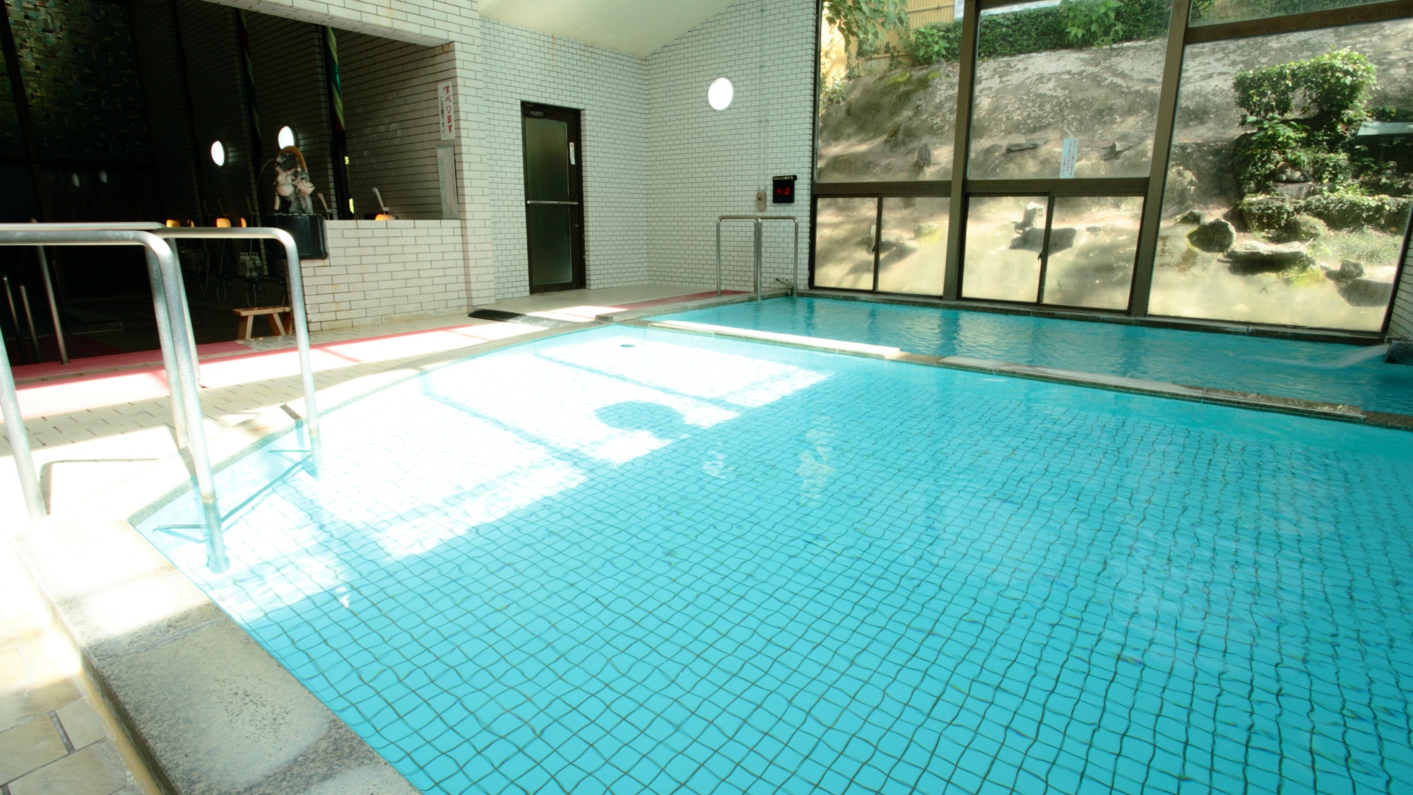 殿湯：菊池グランドホテルの温泉は源泉46.7℃の「沸かさず・薄めず・循環せず」の掛け流し温泉です。