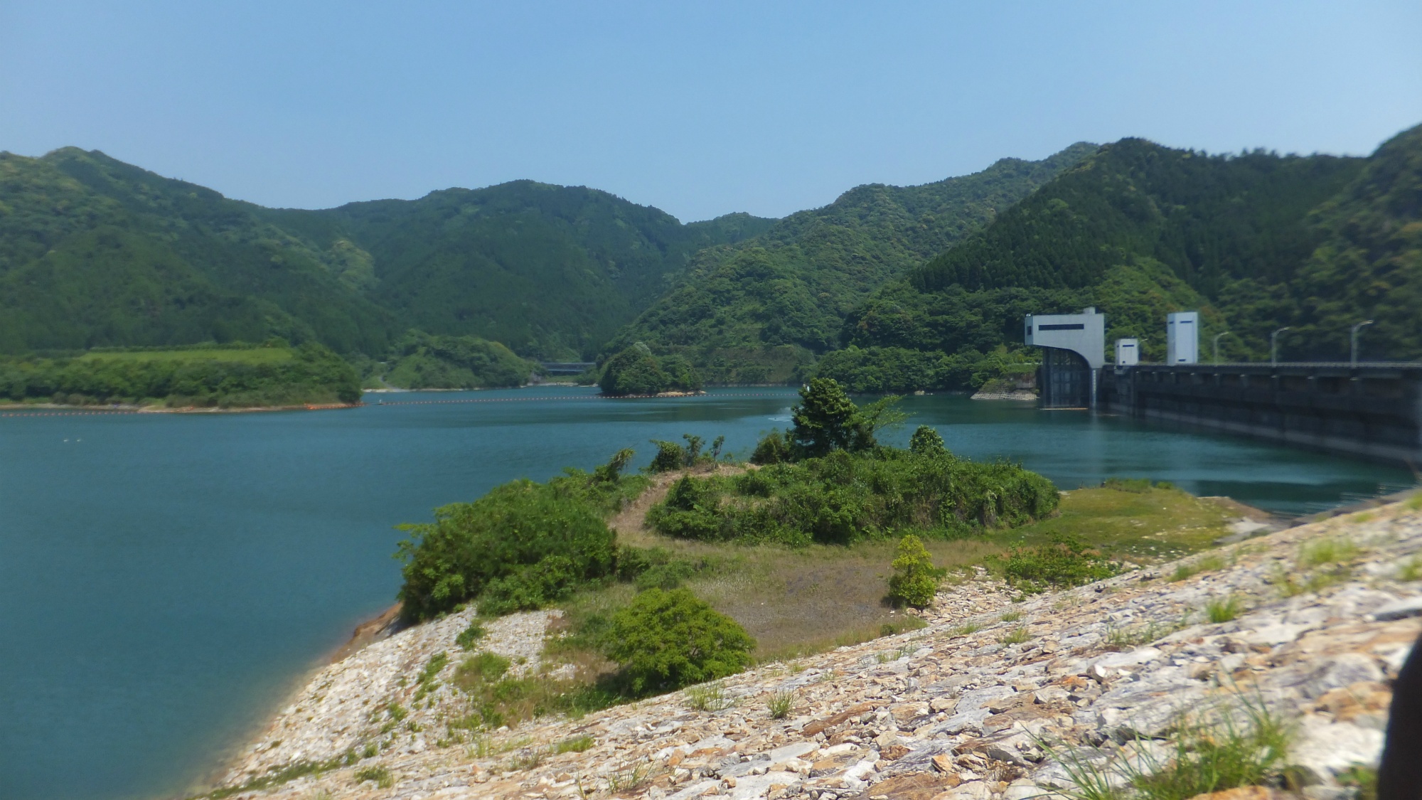 【竜門ダム】菊池川上流に位置する県内でも有数の大きさを誇るダム。当館よりお車で約15分。