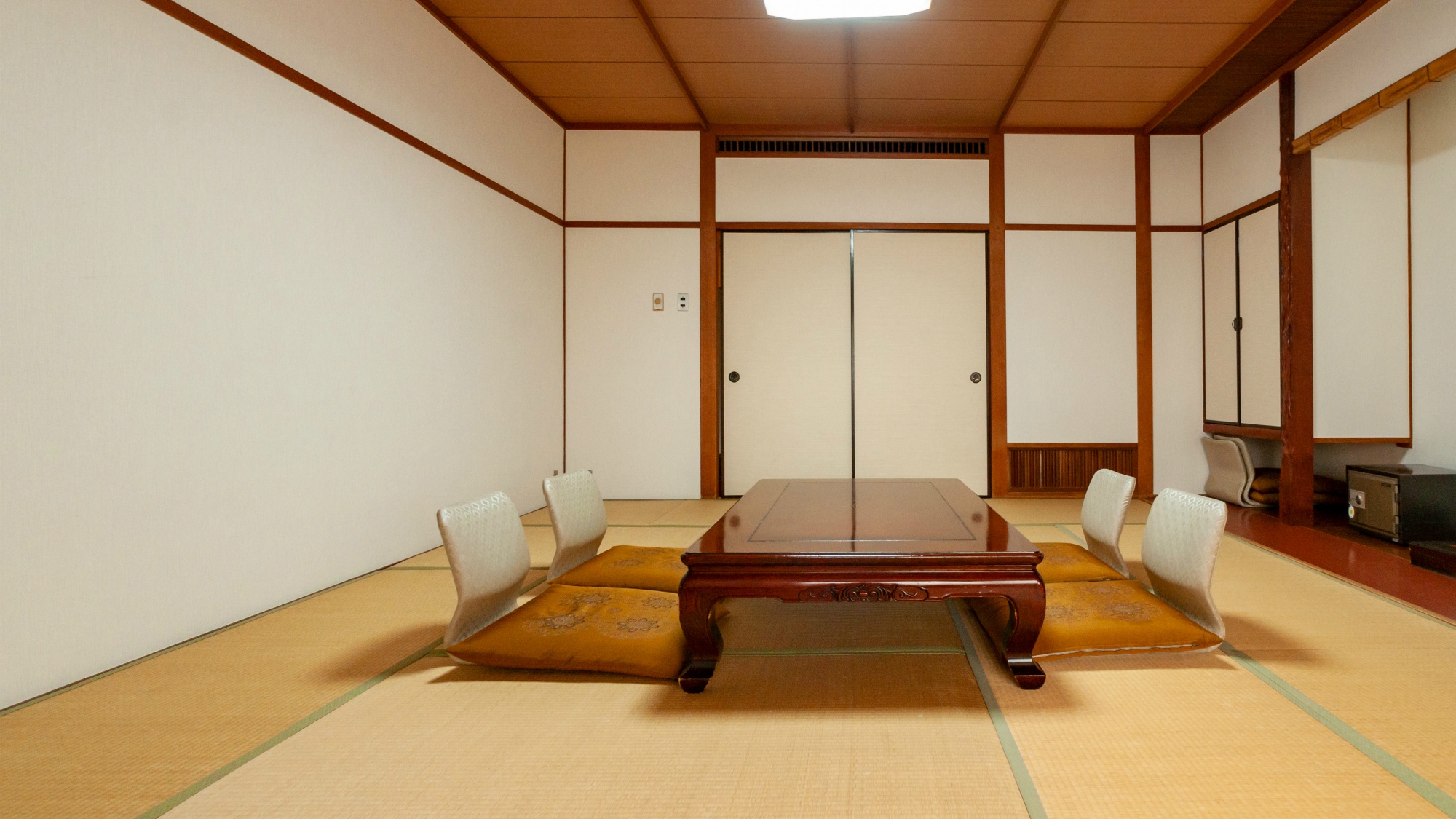 東館12.5畳：広めの落ち着いた和室のお部屋で足を伸ばしてゆったりとお過ごしいただけます。